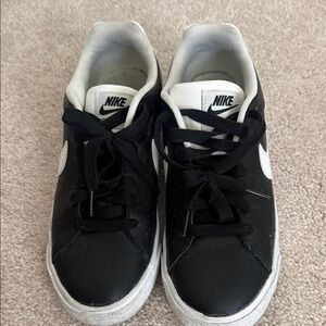 Nike unisex Black and White Low-Profile Sneakers